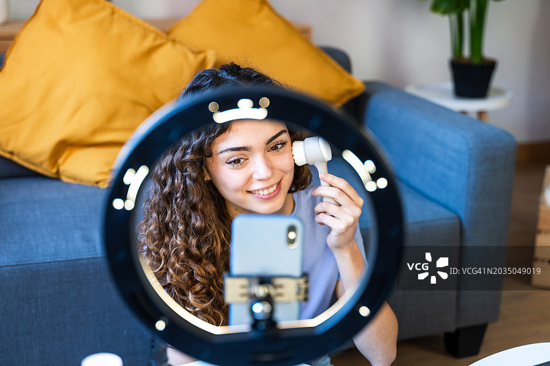 博主演示护肤流程图片素材