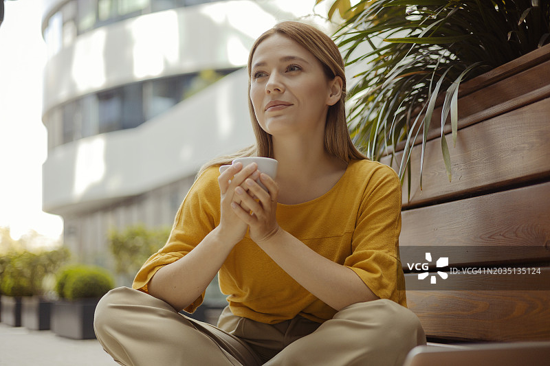 放松和思考，同时喝咖啡图片素材