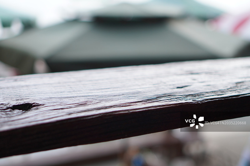 模糊背景上的空木桌图片素材