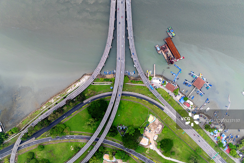 白天的槟城大桥车辆航拍图图片素材
