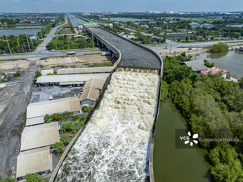 航拍：大型浮桥排水，防止城市内涝入海图片素材