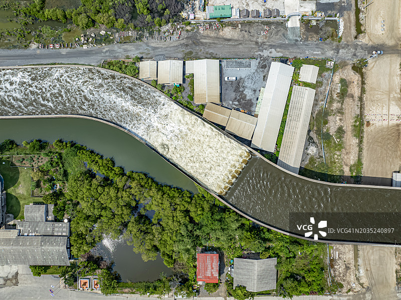 航拍：大型浮桥从外城排水，防止城市内涝图片素材