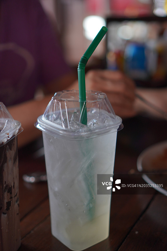 塑料杯装冰镇酸梅汁图片素材