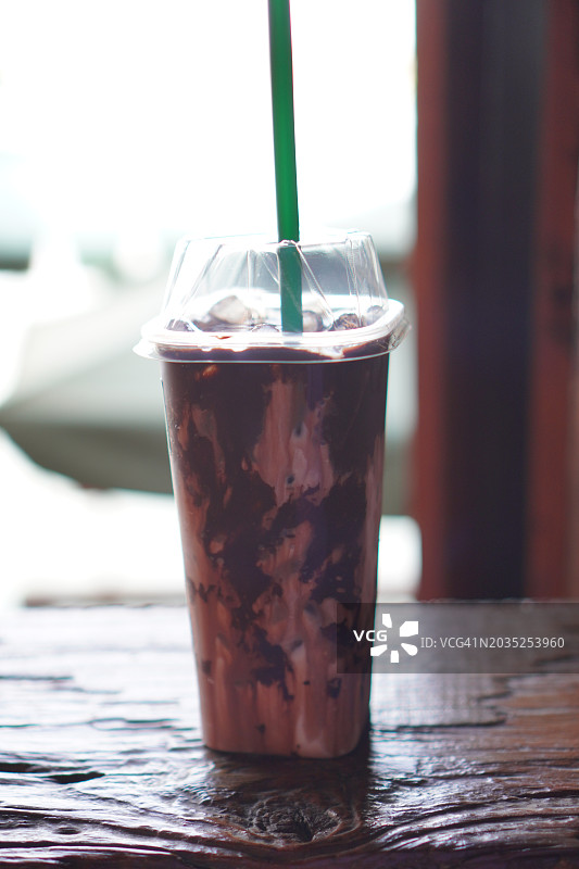 塑料杯装巧克力奶冰图片素材