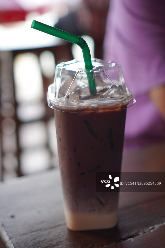 塑料杯装巧克力薄荷冰图片素材