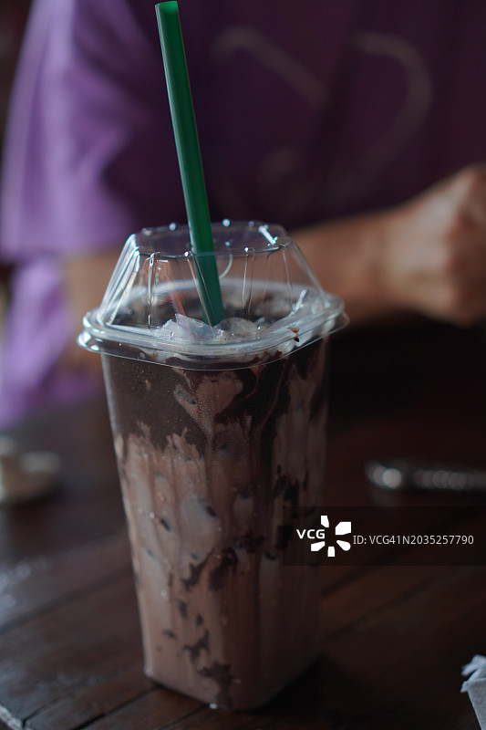 塑料杯装巧克力薄荷和巧克力牛奶冰图片素材