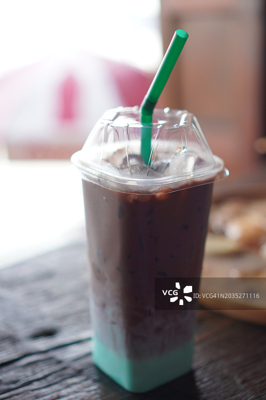 塑料杯装巧克力薄荷冰图片素材