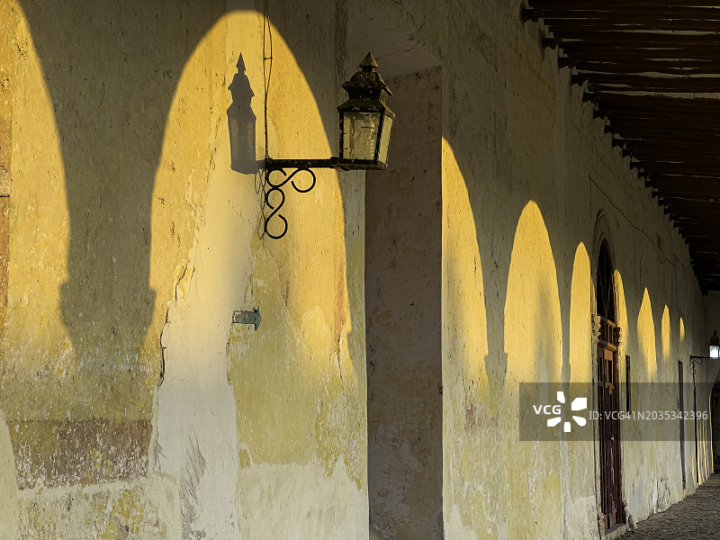 圣安东尼奥修道院拱门阴影，墨西哥尤卡坦图片素材