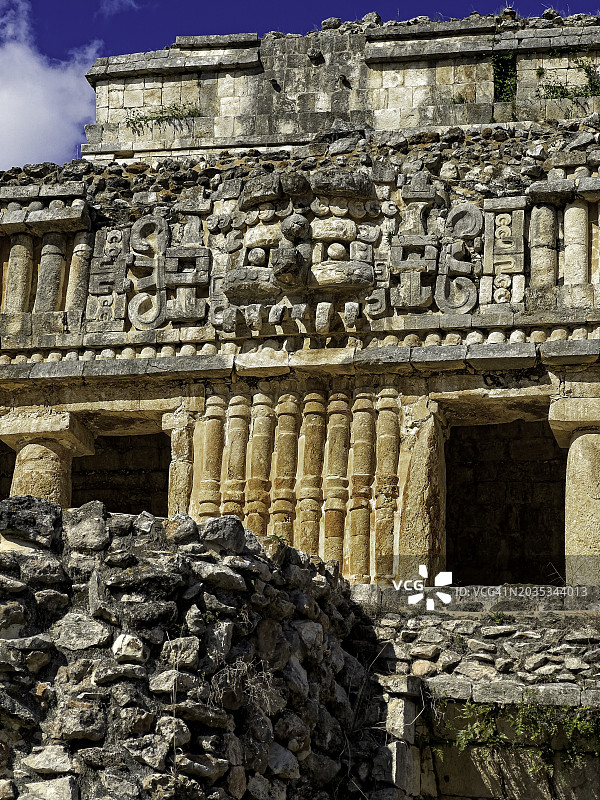 萨伊尔玛雅宫殿的巨型查克面具图片素材