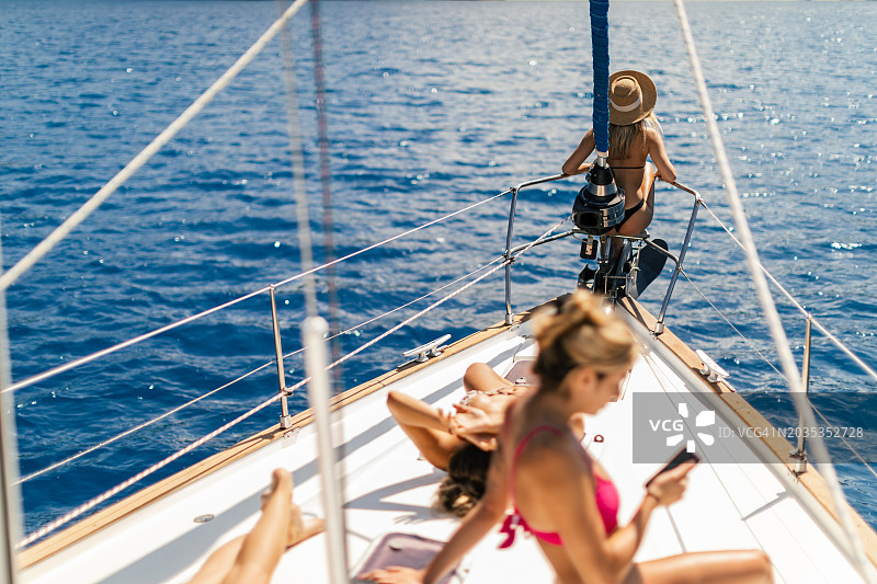 一群年轻女性在航海度假时度过美好时光图片素材