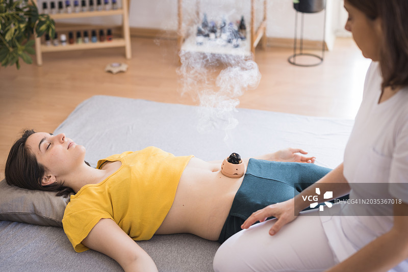 女子为病人做艾灸图片素材