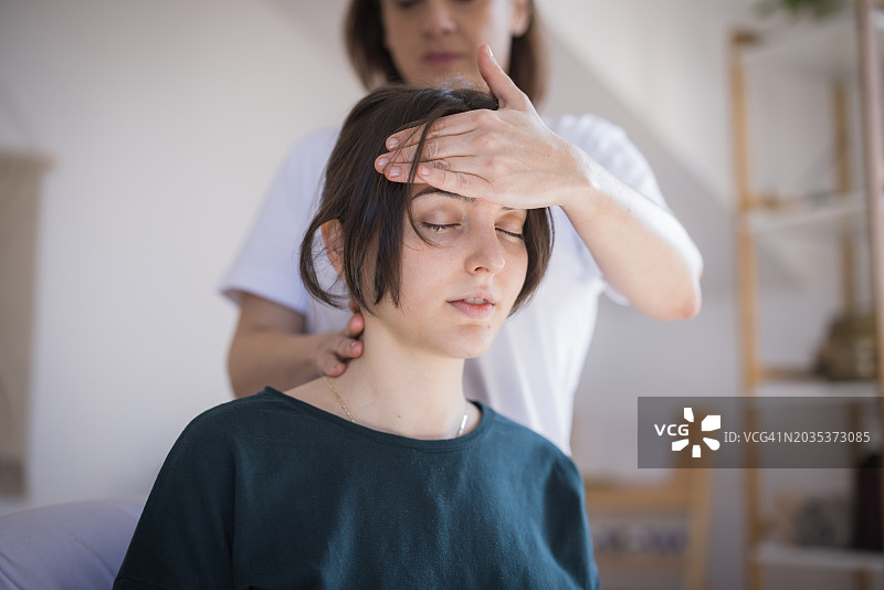 女子因头痛接受指压按摩图片素材