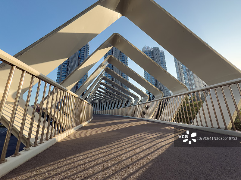 具有灯光效果的几何人行天桥图片素材