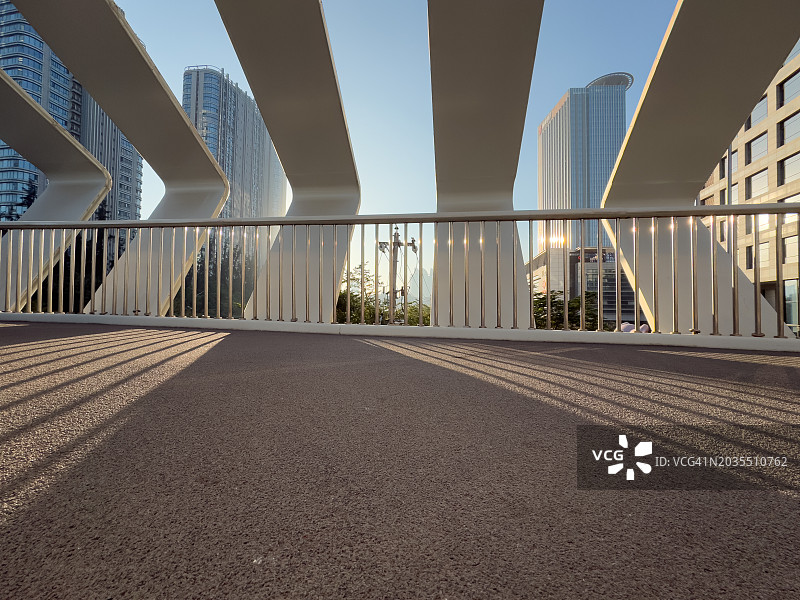 具有灯光效果的几何人行天桥图片素材