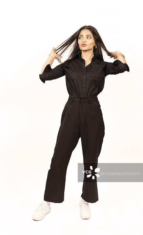 身穿黑色西装的年轻女人图片素材