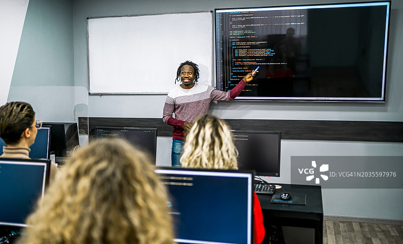 男人在编程学校授课图片素材