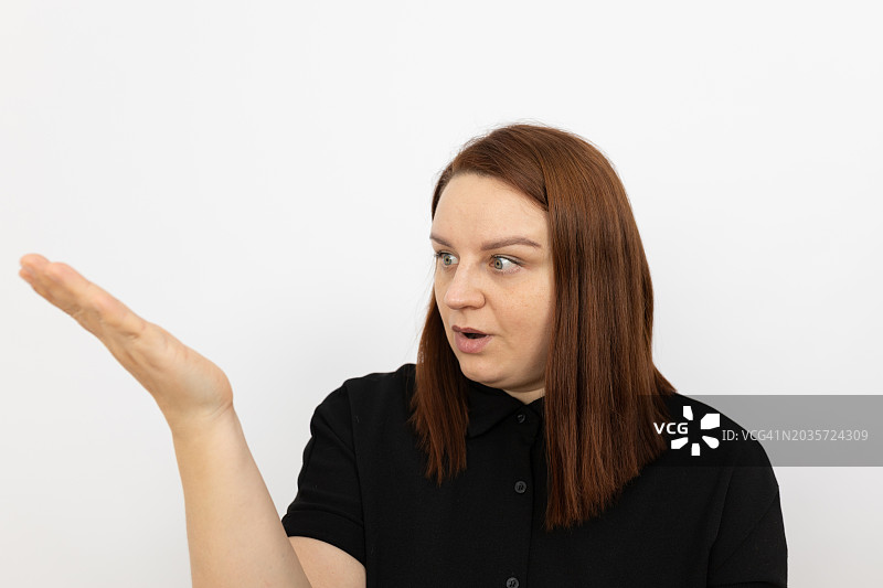 红发女子沉浸在奇妙与领悟的瞬间图片素材