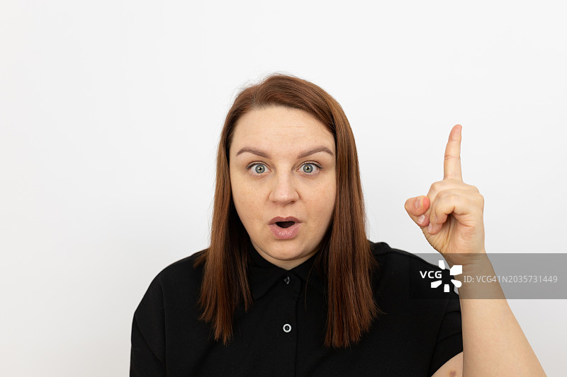 穿着黑色马球衫的迷人女性的动态肖像图片素材