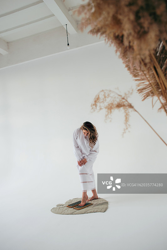 钉子疗法木板、火木板、萨杜木板、冥想图片素材