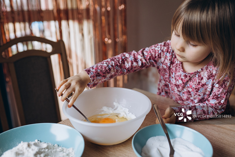 小女孩在做饭图片素材