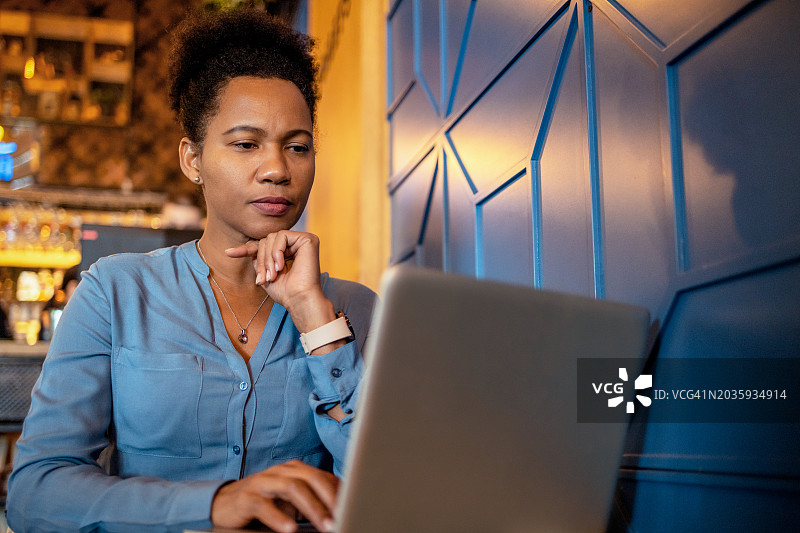 远程工作的非裔美国女自由职业者图片素材