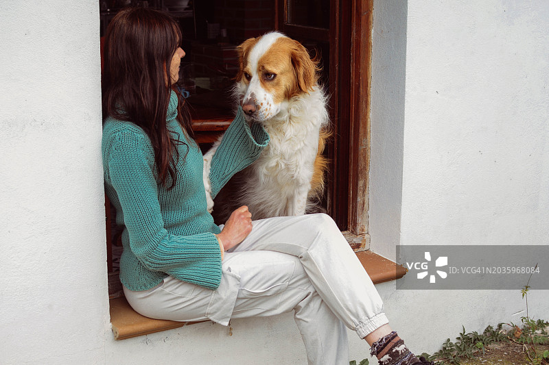 女人拥抱她的狗的场景图片素材