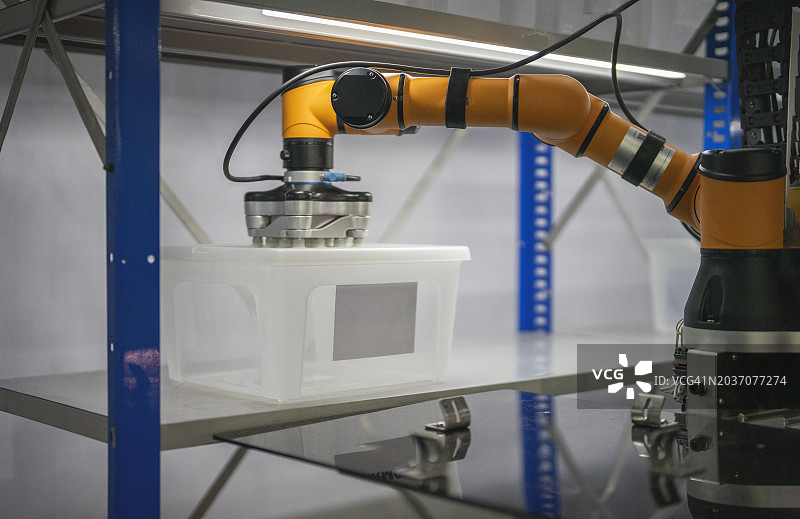 机械臂和纸板箱图片素材