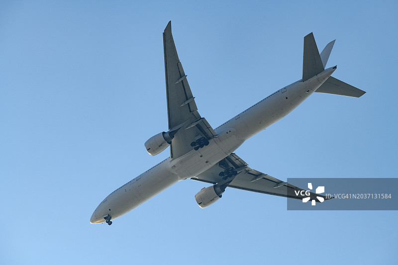 在天空飞行的飞机仰视角度照片图片素材