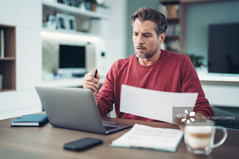 在家工作的疲惫男子图片素材