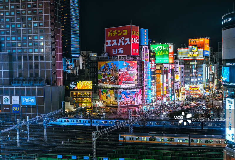 东京新宿歌舞伎町夜间JR列车图片素材