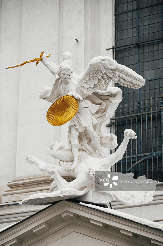 维也纳圣弥额尔教堂的圣弥额尔雕像图片素材