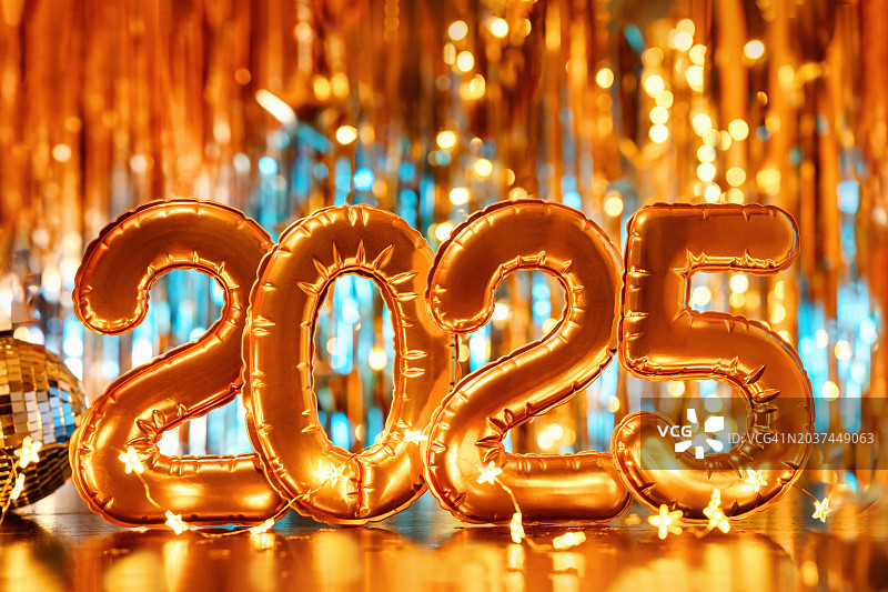 金色2025新年庆祝概念图片素材