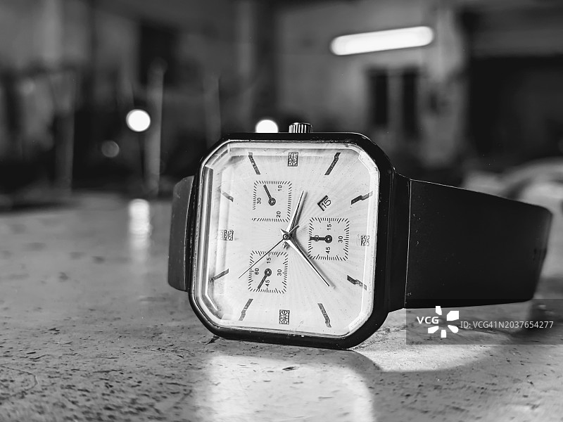 桌上的复古手表图片素材