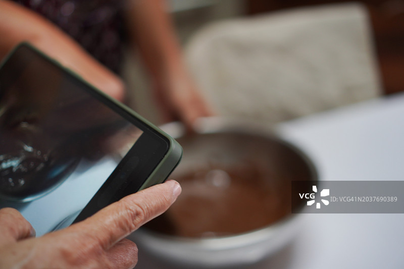 在不锈钢碗里制作巧克力蛋糕图片素材