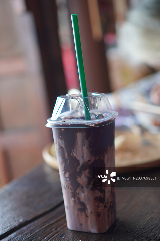 塑料杯装巧克力薄荷和巧克力牛奶冰图片素材