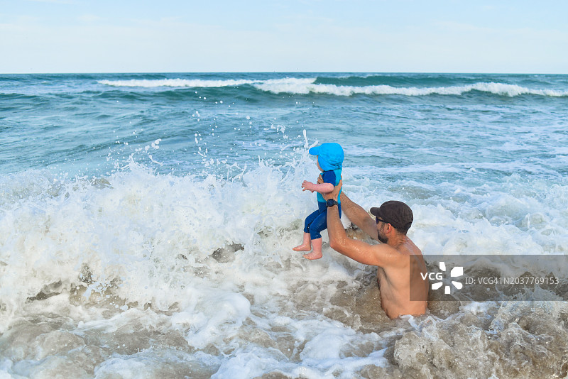 父子在海中逐浪图片素材
