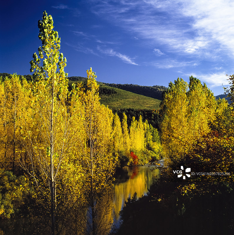 比利牛斯山脉韦斯卡的秋天，西班牙图片素材