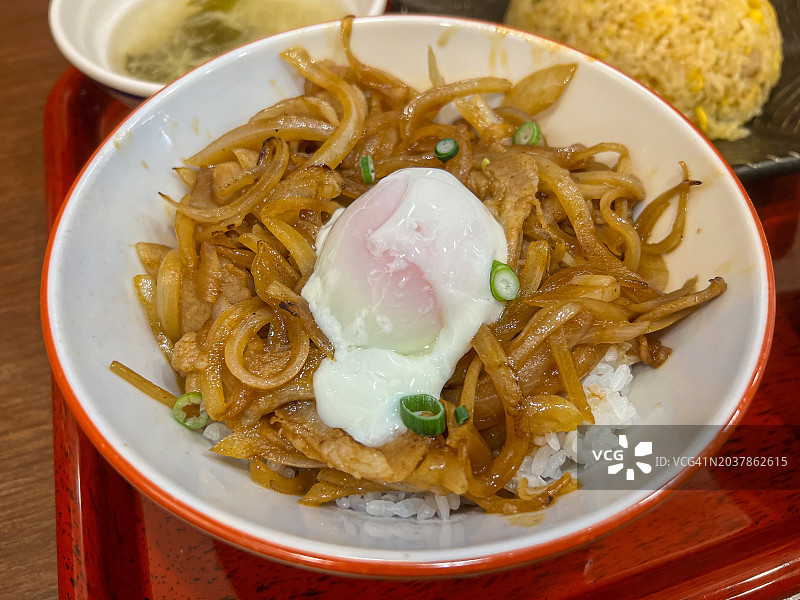 蒲田中华餐厅的精力烤肉盖饭图片素材