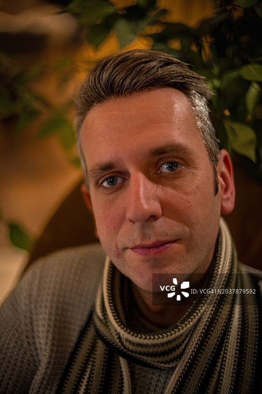 戴围巾的男人图片素材