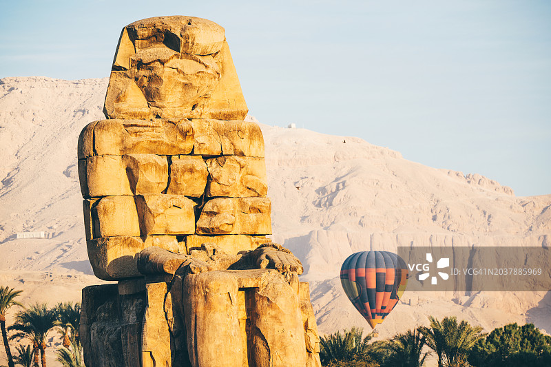 黎明时分门农巨像与空中热气球，埃及卢克索图片素材