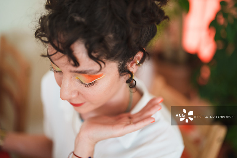 化着彩色眼妆的年轻女子肖像图片素材