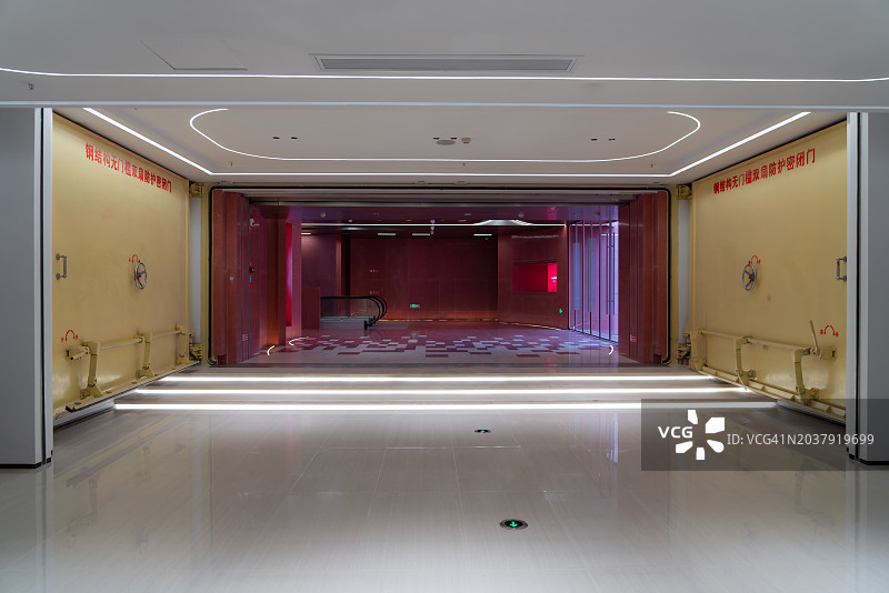 地铁站通道的钢结构防护门图片素材