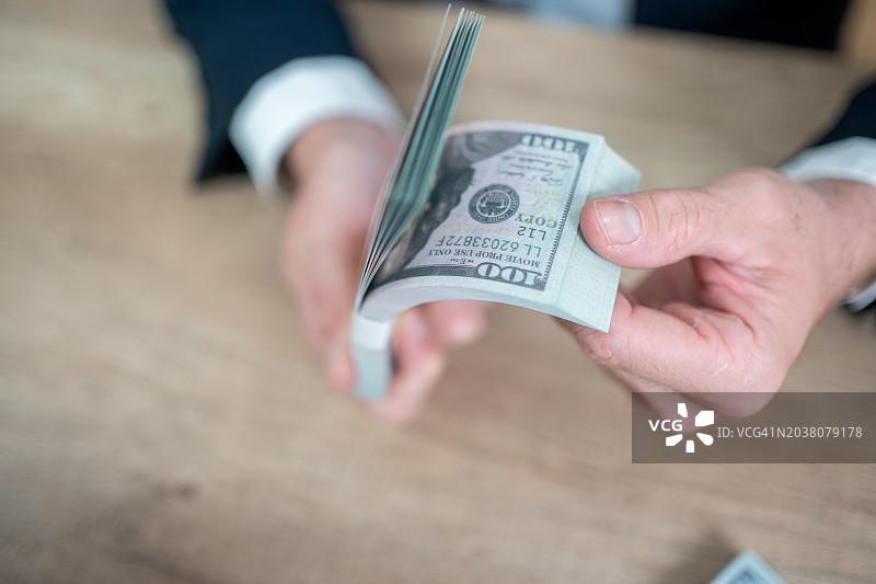 商人清点美元钞票特写图片素材