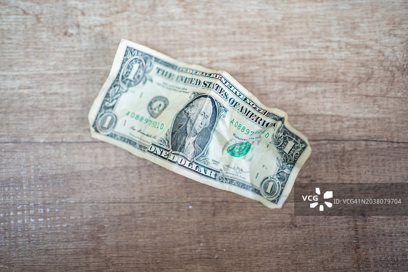 揉皱的美元钞票图片素材