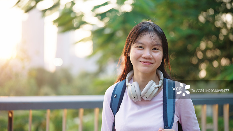 年轻女学生肖像图片素材