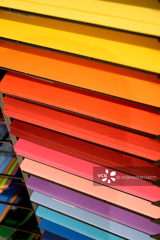 文具店中不同颜色的卡纸图片素材