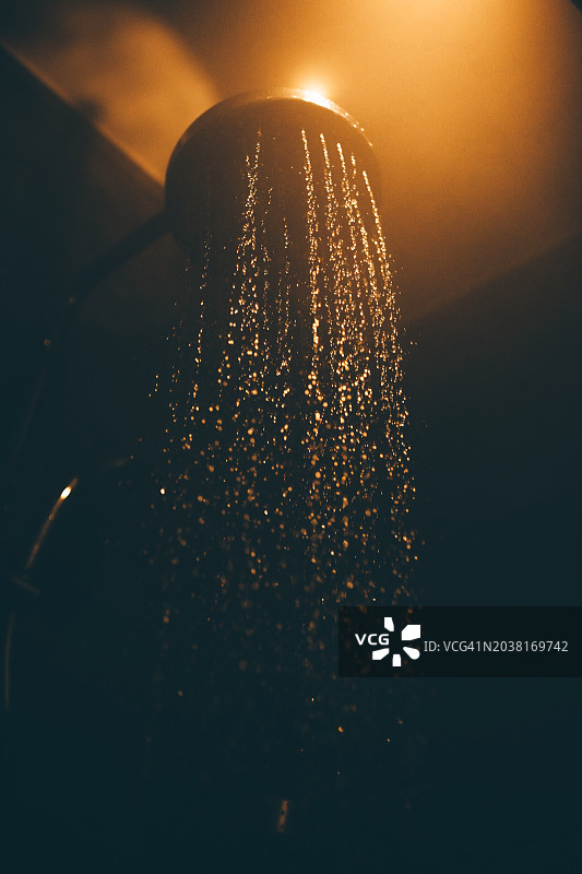 从淋浴喷头流出的水图片素材