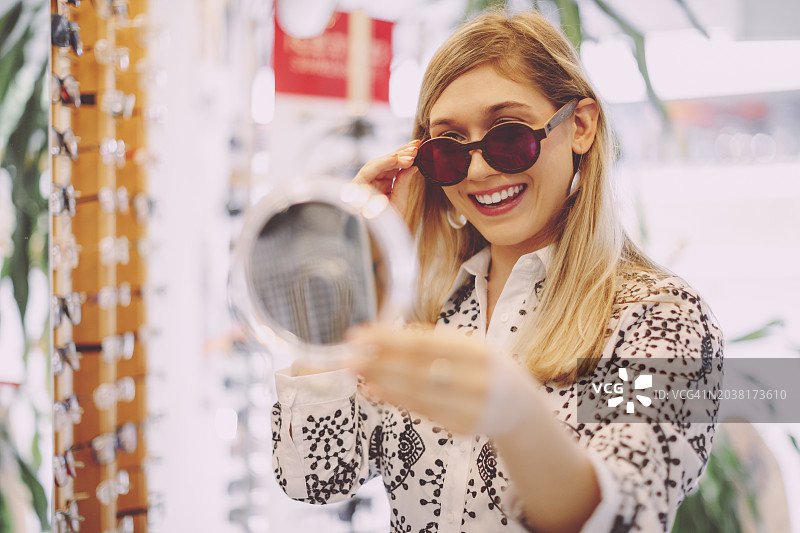 在眼镜店里图片素材