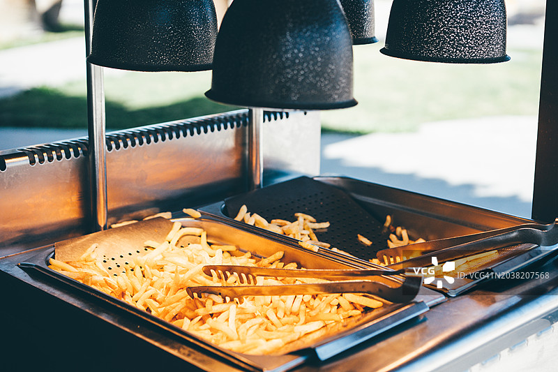 酒店自助餐台上的炸薯条图片素材