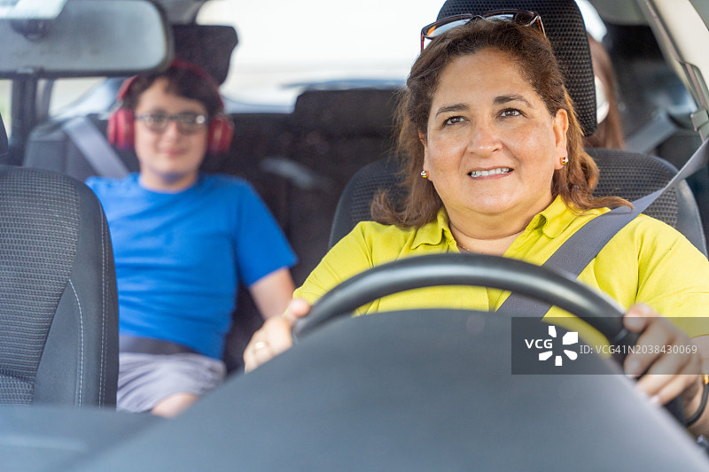 母亲开车送孩子上学图片素材